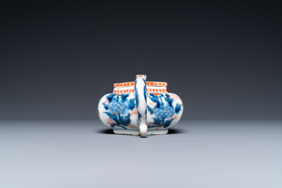 Une th&eacute;i&egrave;re couverte de forme hexagonale en porcelaine de Chine de style Imari, Kangxi