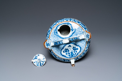 A Chinese blue and white lime pot for the Vietnamese market, Kangxi