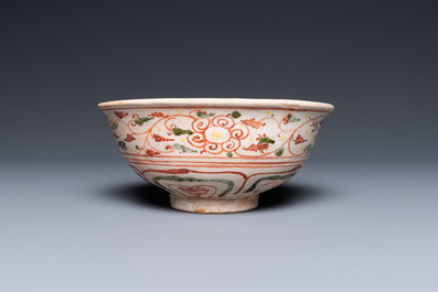 Een polychrome Vietnamese of Annamese kom met een buffel, L&ecirc;, 15e eeuw