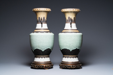 Une paire de vases dite 'de Nankin' sur socles en bronze, Chine, 19&egrave;me