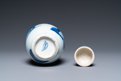 Een Chinese blauw-witte theebus met deksel, Kangxi