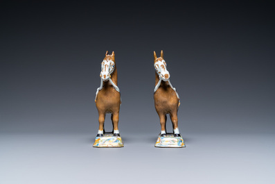 Een paar polychrome Delftse paarden, 18e eeuw