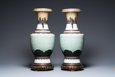 Une paire de vases dite 'de Nankin' sur socles en bronze, Chine, 19&egrave;me