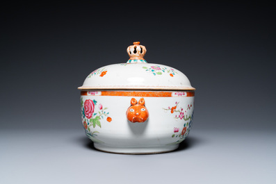 Une terrine couverte en porcelaine de Chine de style famille rose, Qianlong