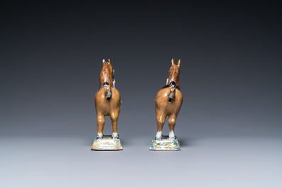 Een paar polychrome Delftse paarden, 18e eeuw