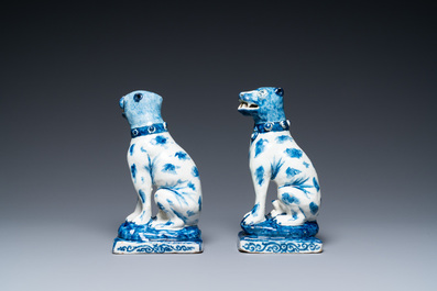 Une paire de chiens assis en fa&iuml;ence de Delft en bleu et blanc, 18&egrave;me