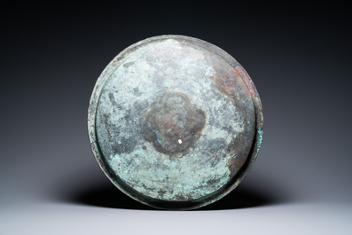 Un grand plat seljouk en bronze &agrave; d&eacute;cor grav&eacute; d'oiseaux et de calligraphie coufique, Iran, 12/14&egrave;me