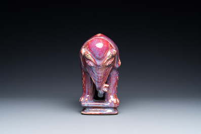 Un &eacute;l&eacute;phant en porcelaine de Chine &agrave; &eacute;mail flamb&eacute;, 19&egrave;me