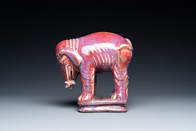 Un &eacute;l&eacute;phant en porcelaine de Chine &agrave; &eacute;mail flamb&eacute;, 19&egrave;me