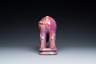 Un &eacute;l&eacute;phant en porcelaine de Chine &agrave; &eacute;mail flamb&eacute;, 19&egrave;me