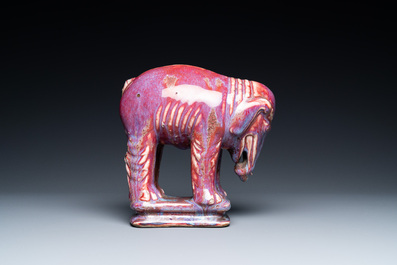 Un &eacute;l&eacute;phant en porcelaine de Chine &agrave; &eacute;mail flamb&eacute;, 19&egrave;me