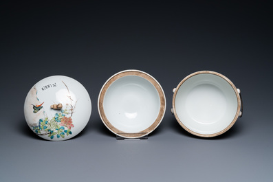 Een Chinese qianjiang cai dekselkom, gesign. Yi Mao, 19/20e eeuw