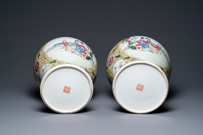 Een paar Chinese famille rose dekselvazen, Qianlong merk, Republiek