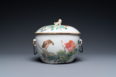 Een Chinese qianjiang cai dekselkom, gesign. Yi Mao, 19/20e eeuw