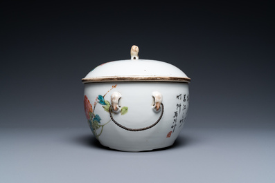 Een Chinese qianjiang cai dekselkom, gesign. Yi Mao, 19/20e eeuw