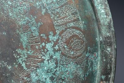 Un grand plat seljouk en bronze &agrave; d&eacute;cor grav&eacute; d'oiseaux et de calligraphie coufique, Iran, 12/14&egrave;me