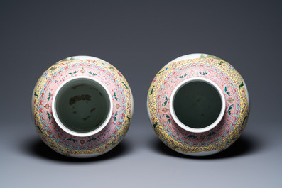 Een paar Chinese famille rose dekselvazen, Qianlong merk, Republiek