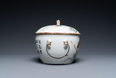 Een Chinese qianjiang cai dekselkom, gesign. Yi Mao, 19/20e eeuw