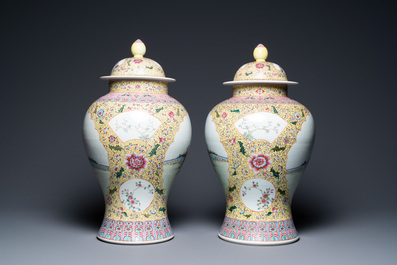 Een paar Chinese famille rose dekselvazen, Qianlong merk, Republiek