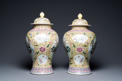Een paar Chinese famille rose dekselvazen, Qianlong merk, Republiek