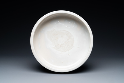 Un br&ucirc;le-parfum tripod &agrave; d&eacute;cor floral incis&eacute; en porcelaine blanc de Chine de Dehua sur socle en bois, Kangxi