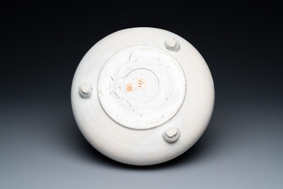 Un br&ucirc;le-parfum tripod &agrave; d&eacute;cor floral incis&eacute; en porcelaine blanc de Chine de Dehua sur socle en bois, Kangxi
