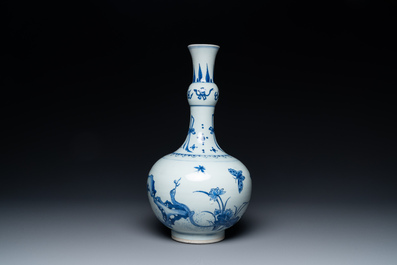 A Chinese blue and white bottle vase with a frog, a lizard and butterflies, Transitional period