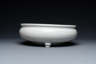 Un br&ucirc;le-parfum tripod &agrave; d&eacute;cor floral incis&eacute; en porcelaine blanc de Chine de Dehua sur socle en bois, Kangxi