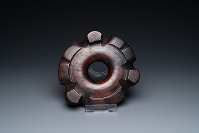 Un br&ucirc;le-parfum tripod &agrave; d&eacute;cor floral incis&eacute; en porcelaine blanc de Chine de Dehua sur socle en bois, Kangxi