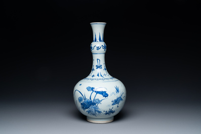A Chinese blue and white bottle vase with a frog, a lizard and butterflies, Transitional period