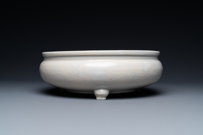 Un br&ucirc;le-parfum tripod &agrave; d&eacute;cor floral incis&eacute; en porcelaine blanc de Chine de Dehua sur socle en bois, Kangxi