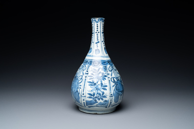 A Chinese blue and white kraak porcelain bottle vase, Wanli
