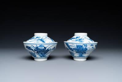 Une collection de bols de type 'gaiwan' et soucoupes en porcelaine de Chine en bleu et blanc, marque de Kangxi, 19&egrave;me