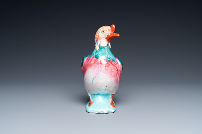 Een Chinees famille rose model van een duif, Qianlong