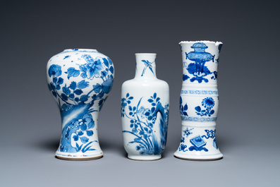 Trois vases en porcelaine de Chine en bleu et blanc, Kangxi