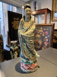 Een grote Chinese famille rose figuur van Guanyin, Xue Chang Sen Zuo merk, Republiek