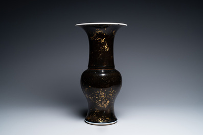 Un vase de forme 'yenyen' en porcelaine de Chine en noire monochrome &agrave; d&eacute;cor dor&eacute;, Kangxi