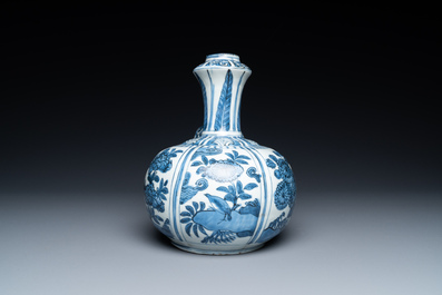 Une verseuse de type kendi en porcelaine de Chine en bleu et blanc de type kraak, Wanli