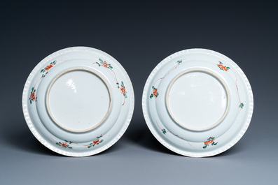 Une paire de plats en porcelaine de Chine famille verte &agrave; d&eacute;cor de pies et d'une sauterelle, Kangxi