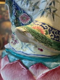 Een grote Chinese famille rose figuur van Guanyin, Xue Chang Sen Zuo merk, Republiek
