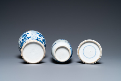 Trois vases en porcelaine de Chine en bleu et blanc, Kangxi