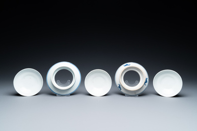 Une collection de bols de type 'gaiwan' et soucoupes en porcelaine de Chine en bleu et blanc, marque de Kangxi, 19&egrave;me