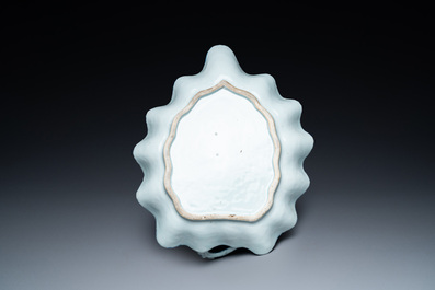 Een Chinese blauw-witte bladvormige schotel, Qianlong