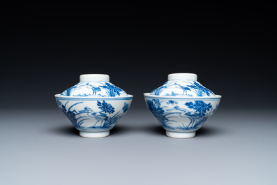 Une collection de bols de type 'gaiwan' et soucoupes en porcelaine de Chine en bleu et blanc, marque de Kangxi, 19&egrave;me