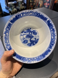 Een Chinese blauw-witte 'klapmuts' kom, Kangxi merk en periode