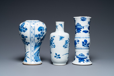 Trois vases en porcelaine de Chine en bleu et blanc, Kangxi