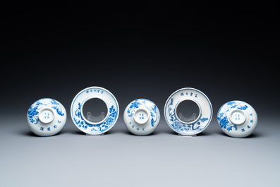 Une collection de bols de type 'gaiwan' et soucoupes en porcelaine de Chine en bleu et blanc, marque de Kangxi, 19&egrave;me