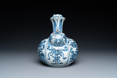 Une verseuse de type kendi en porcelaine de Chine en bleu et blanc de type kraak, Wanli