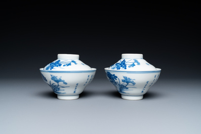 Une collection de bols de type 'gaiwan' et soucoupes en porcelaine de Chine en bleu et blanc, marque de Kangxi, 19&egrave;me