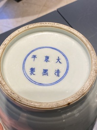 Een paar Chinese famille verte rouleau vazen, Kangxi merk, 19e eeuw